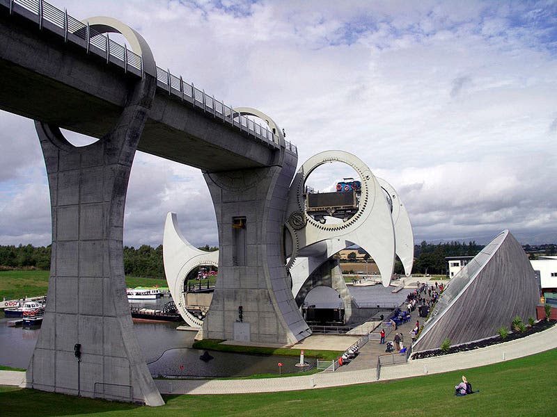 The Falkirk Wheel from the other side, with the gondolas midway between their loading positions (Wikimedia commons)