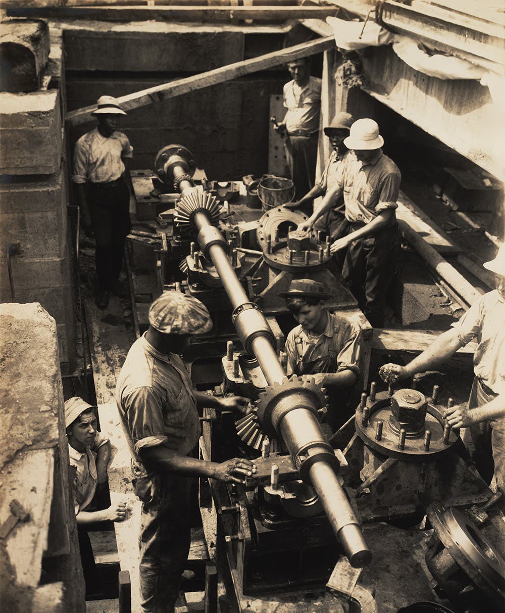 Workers build valve mechanism that will control the flow of water to the lock chambers.
View in Digital Collection »