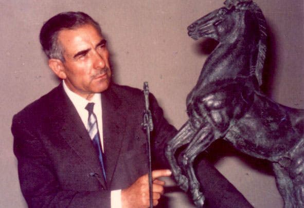 Antonio Navarro Santafé with one of his sculpted horses, photograph, undated (elperiodicodevillena.com)