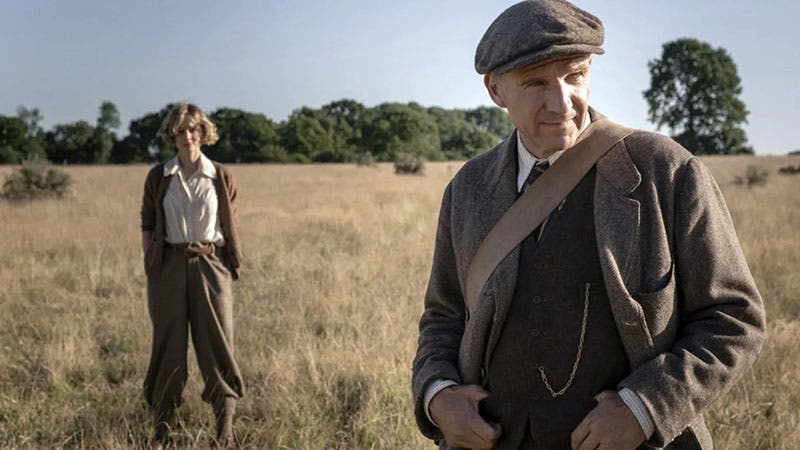 Ralph Fiennes as Basil Brown and Carey Mulligan as Edith Pretty, still from the film The Dig (2021) (bbc.com)
