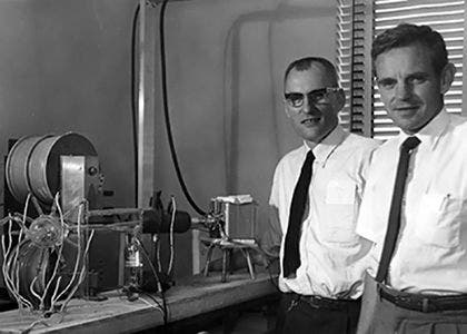 Garniss Curtis (right) and Jack Evernden, and the mass spectrometer used for potassium-argon dating of Zinj, ca 1960 (donsmaps.com)