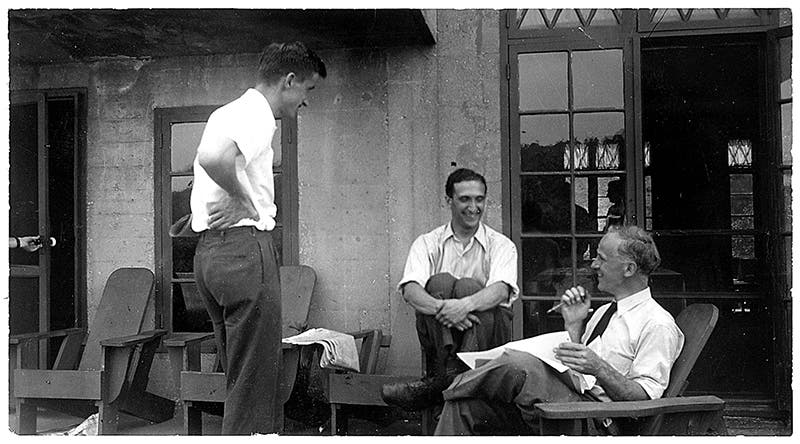 Salvador Luria (center), Max Delbrück (left) and Frank Exner at Cold Spring Harbor, 1941 (National Library of Medicine)