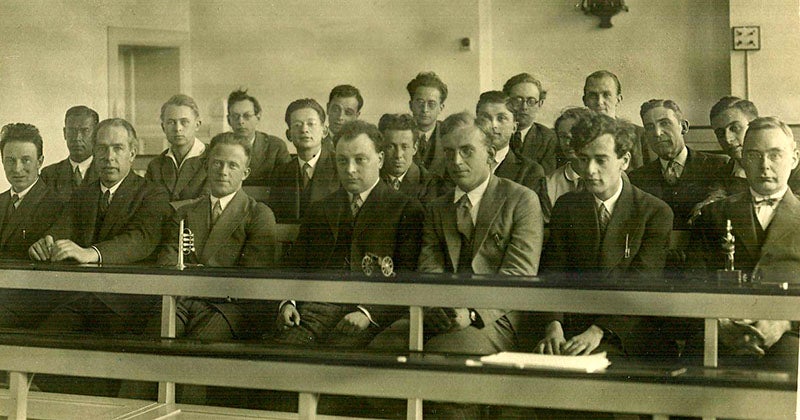 Participants at the 1930 Copenhagen conference; the central five in the front row are, from left, Niels Bohr, Werner Heisenberg, Wolfgang Pauli, George Gamow, and Lev Landau (medium.com)