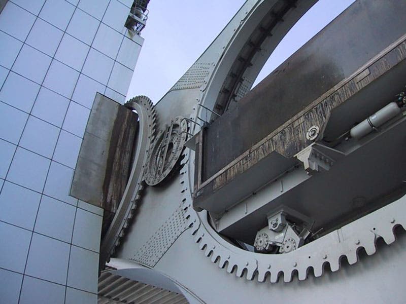 Detail of the gearing mechanism that keep the gondolas of the Falkirk Wheel level during rotation (Wikimedia commons)