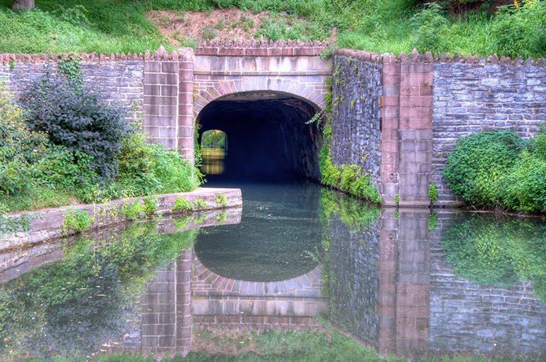 Union Canal Tunnel, east of Lebanon, Pennsylvania, 730 feet long, engineered by Canvass White, 1824-28, modern photograph (Wikimedia commons)