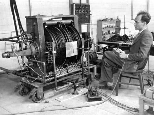 Carl Anderson with his cloud chamber surrounded by an electromagnet, Caltech, 1932 (Caltech.edu)