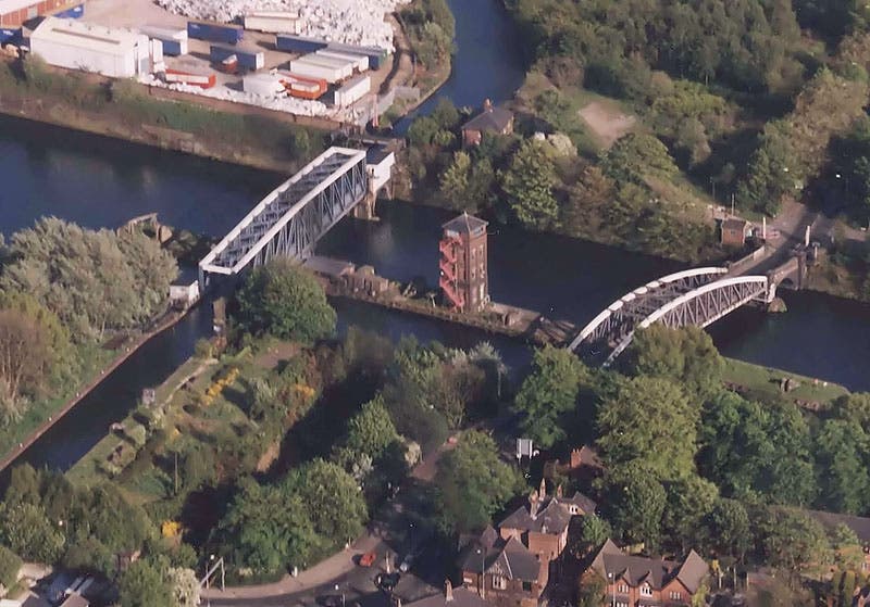 Aerial view of Barton Swing Aqueduct on the left, with the Bridgewater Canal, running top to bottom, crossing the Manchester Ship Canal, modern photograph (Wikimedia commons)