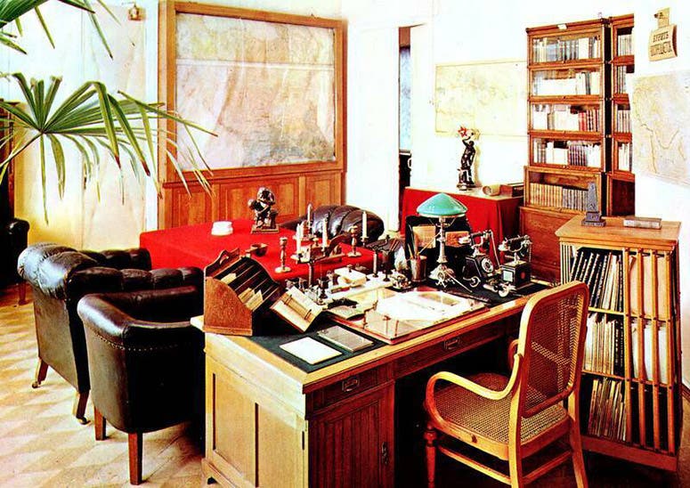 Lenin’s desk and office in the Kremlin, with Rheinhold’s Affe mit Schädel on a table, undated postcard (author’s collection)