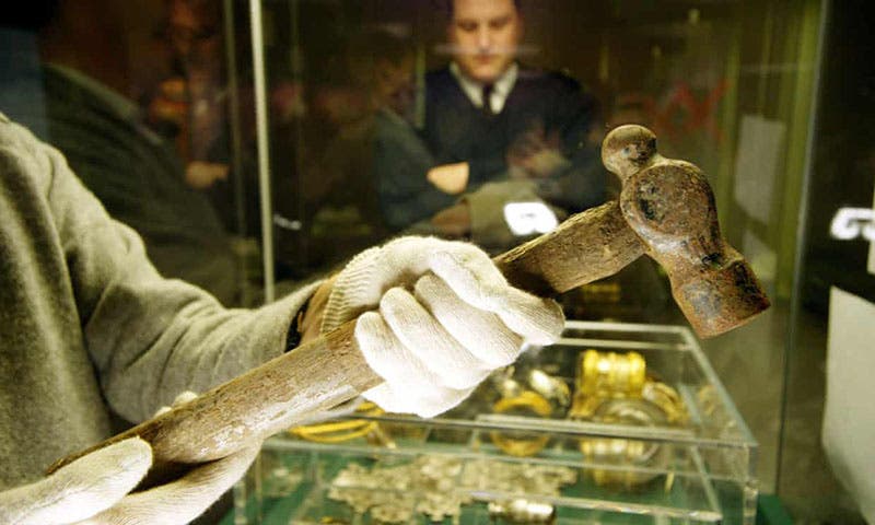 The tenant-farmer’s hammer in the British Museum, the quest for which led to the discovery of the Hoxne Hoard (The Guardian)