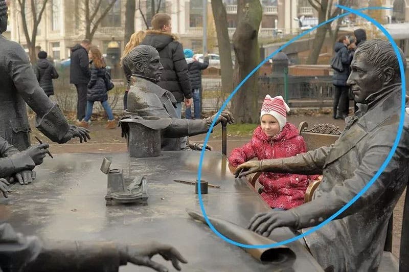 Another view of The Architects in Saint Petersburg, with the statue depicting Thomas Thomson (but supposed to be Thomas de Thomon) circled in blue, Scotland’s Daily Record, Aug. 21, 2018 (dailyrecord.co.uk)