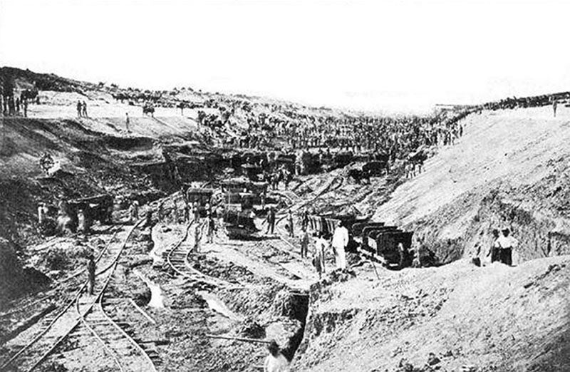 Digging the Suez canal, photograph, 1860s (ahram.org)