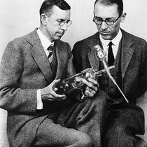 Lester Germer (right) and Clinton Davisson, holding the electron gun used for the Davisson-Germer experiment in 1927, photograph (aps.org)