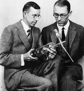 Lester Germer (right) and Clinton Davisson, holding the electron gun used for the Davisson-Germer experiment in 1927, photograph (aps.org)