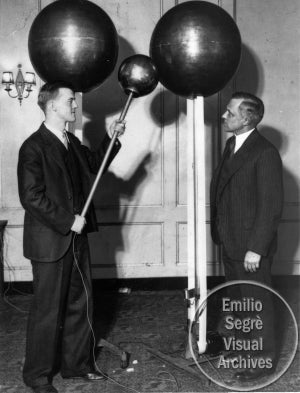Van de Graaff (left) demonstrating a model of his large generator to Karl Compton, president of MIT, 1931 (Emilio Segrè Visual Archives)