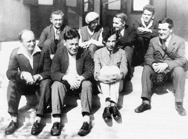Pyotr Kapitsa (far right) and Lev Landau (second from right, front row), photograph on some occasion in Russia, 1934 (Wikimedia commons)