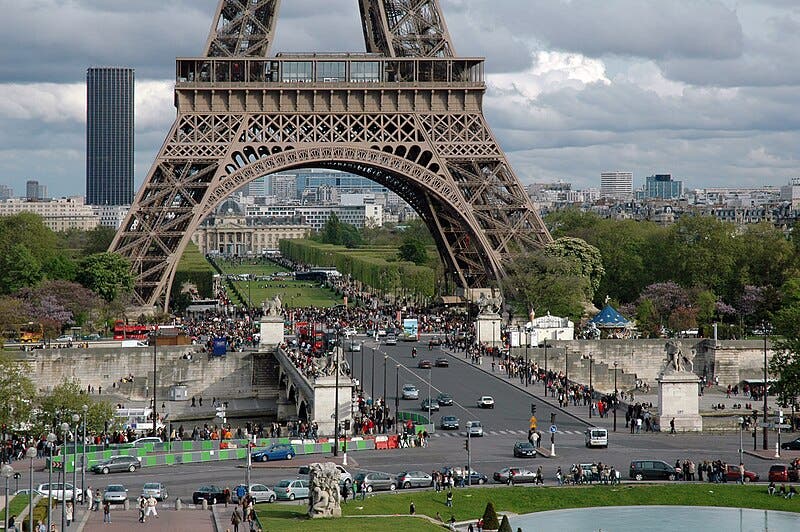 Northwest side of the Eiffel Tower, viewed from the Trocadéro; the frieze with the names of 72 scientists runs just below the first balcony (Wikimedia commons)