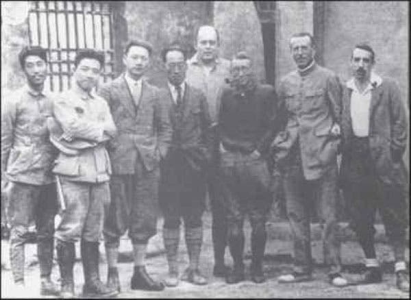 Group portrait of the scientists involved in excavating the site at Chou Kou Tien in 1929; Pei Wenzhong is at far left; Davidson Black is third from right; Pierre Teilhard du Chardin is second from right (fossilhunters.xyz)