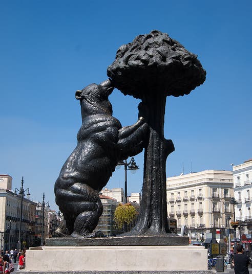 <I>El Oso y el Madrońo</I> – <i>The Bear and the Strawberry Tree</i>, bronze sculpture, by Antonio Navarro Santafé, 1967, Puerto del Sol, Madrid (Alejandro Castro on flickr.com)