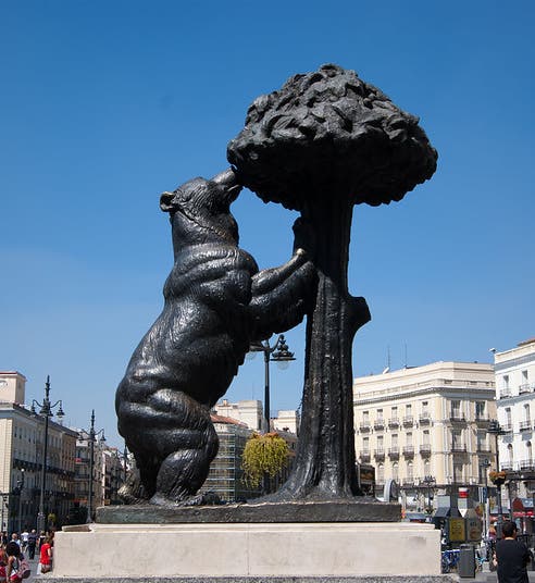 <I>El Oso y el Madrońo</I> – <i>The Bear and the Strawberry Tree</i>, bronze sculpture, by Antonio Navarro Santafé, 1967, Puerto del Sol, Madrid (Alejandro Castro on flickr.com)  