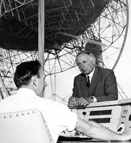 Bernard Lovell and the 250-foot radio telescope at Jodrell Bank, before it was renamed the Lovell telescope, undated photograph, 1970s? (jodrellbank.manchester.ac.uk)