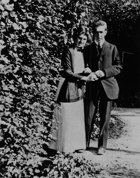Niels Bohr and his new wife Margrethe in Manchester, 1914 (Wikimedia commons)