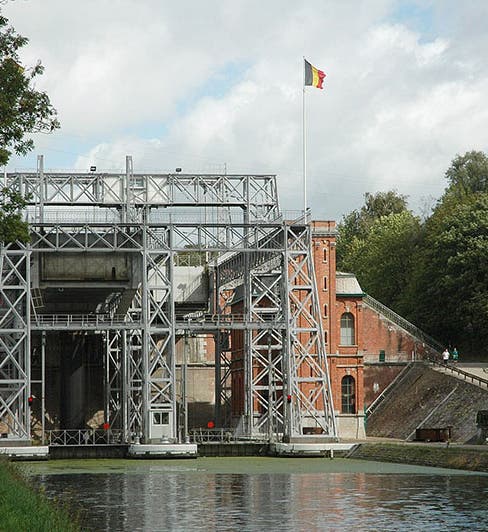 Boat Lift no. 1, Canal du Centre, Wallonia, Belgium, modern photo (Wikimedia commons)