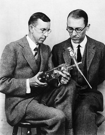 Lester Germer (right) and Clinton Davisson, holding the electron gun used for the Davisson-Germer experiment in 1927, photograph (aps.org)