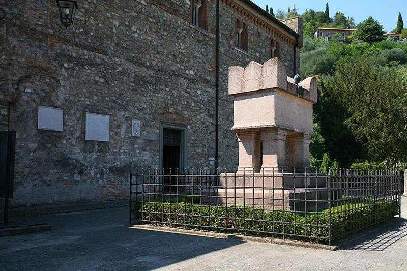 Tomb of Francesco Petrarca, Arquà Petrarca, Veneto (Wikiamedia commons)
