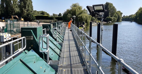 Hydrolox equipment with walkway on water