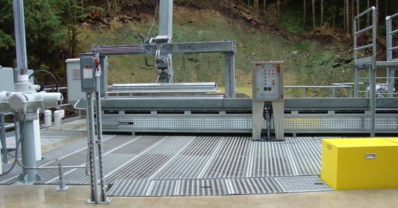 Hydrolox equipment with metal walkway