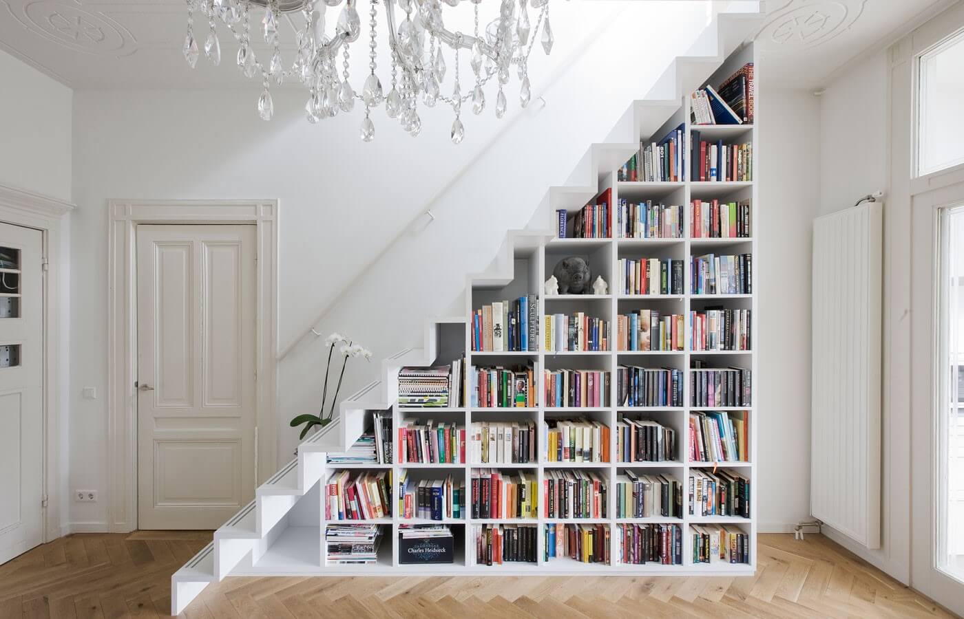 tangga dengan perpustakaan buku