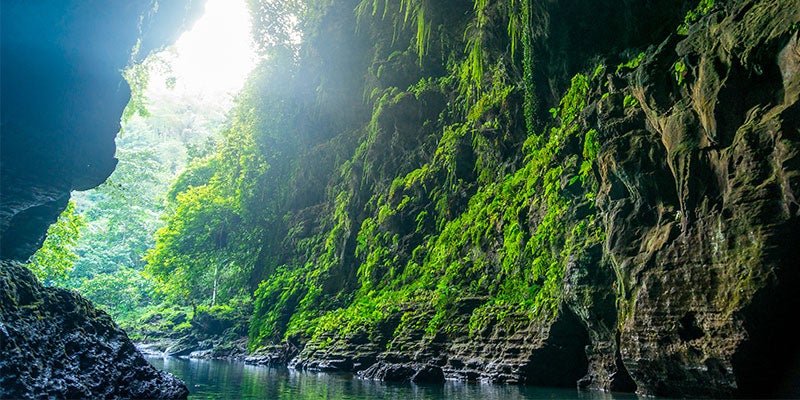 Salah satu gua alami yang bisa dijelajahi di pantai Pangandaran sebagai salah satu destinasi pantai indah di Indonesia