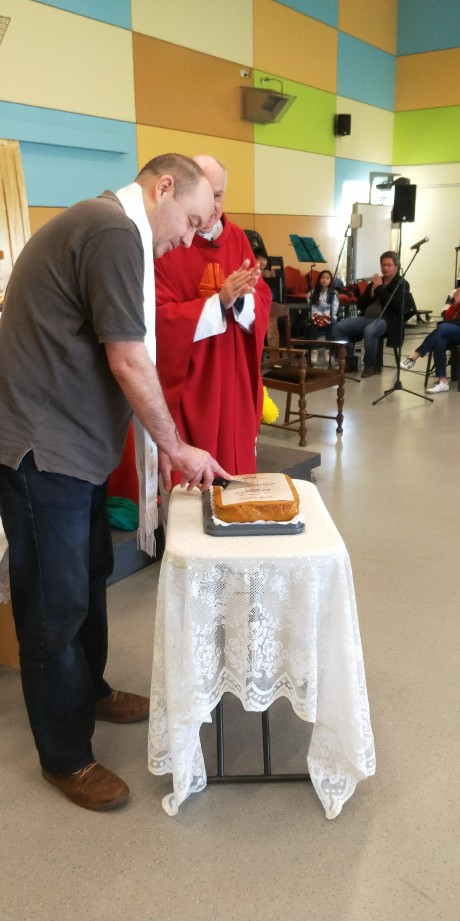 Gerrad cuts his cake