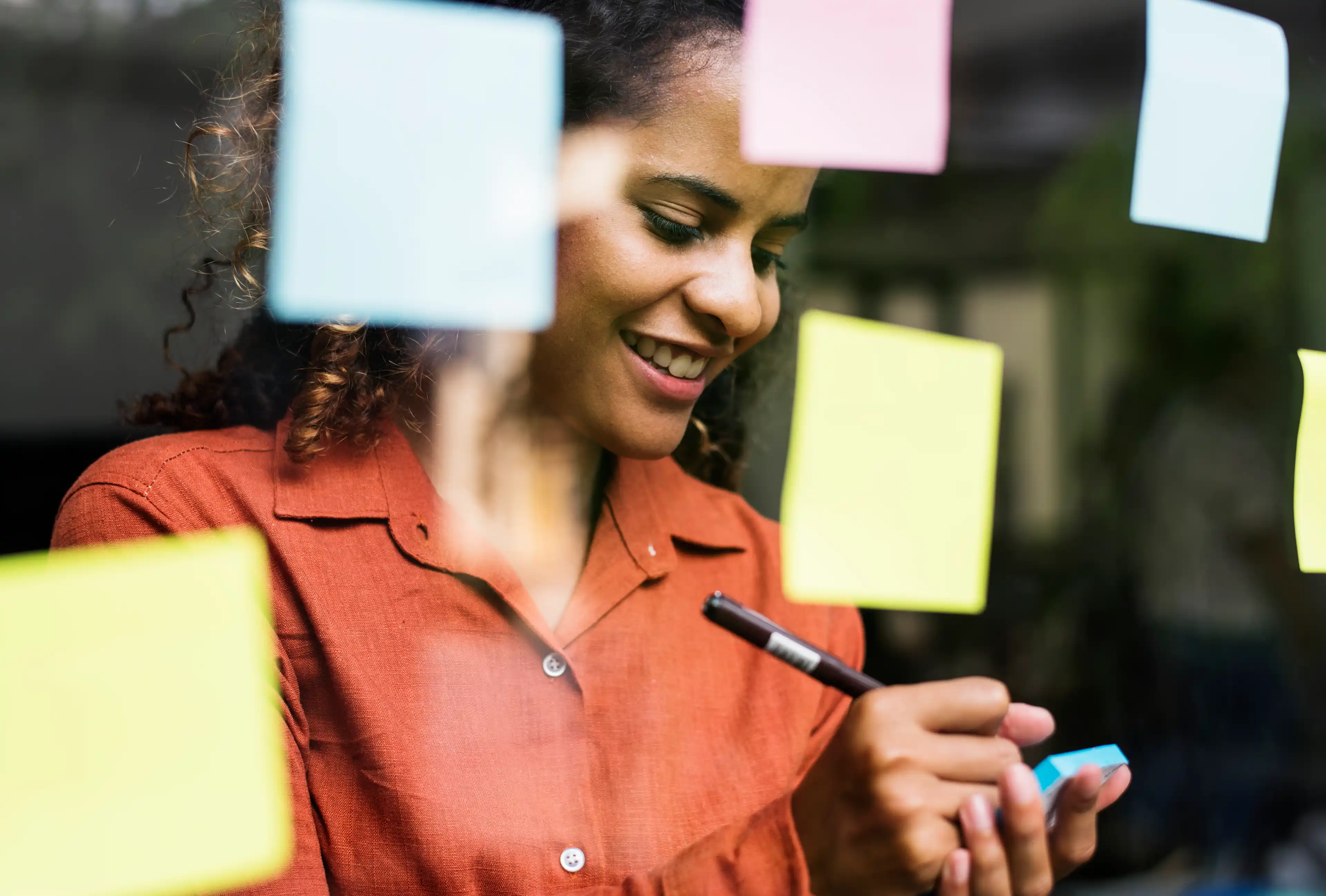 Student setting goals on post-it notes