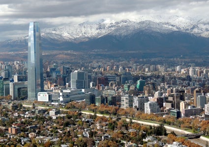 Panorámica de Santiago de Chile con la cordillera nevada al fondo.