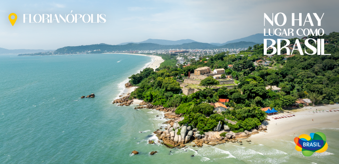 Vista aérea de las playas de Florianópolis con mar turquesa, vegetación tropical y casas junto a la costa.