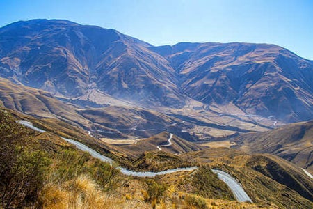 Ruta serpenteante en la Cuesta del Obispo rodeada de montañas en Salta.