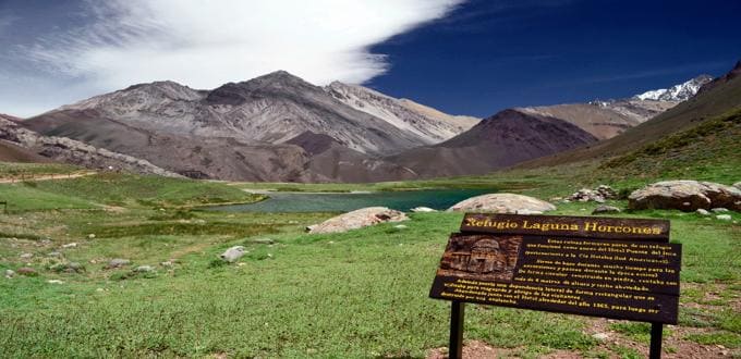 Laguna Horcones en Aconcagua, Mendoza, rodeada de montañas andinas y senderos naturales de alta montaña.