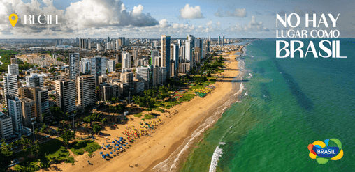 Vista aérea de la playa de Boa Viagem en Recife, Brasil, con edificios modernos y mar turquesa al fondo.