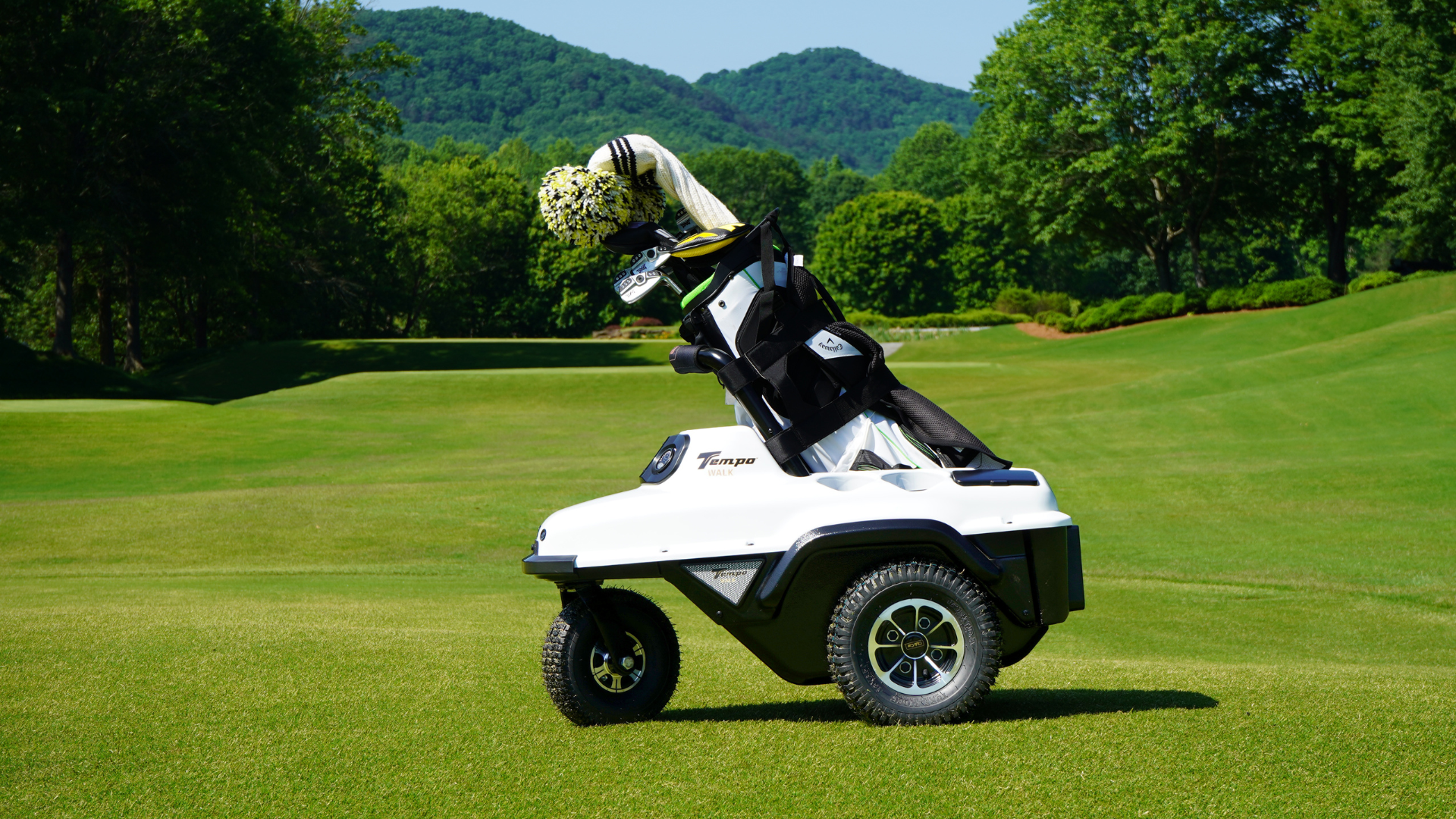 The brand new Tempo Walk 3.0, a golf autonomous caddie.