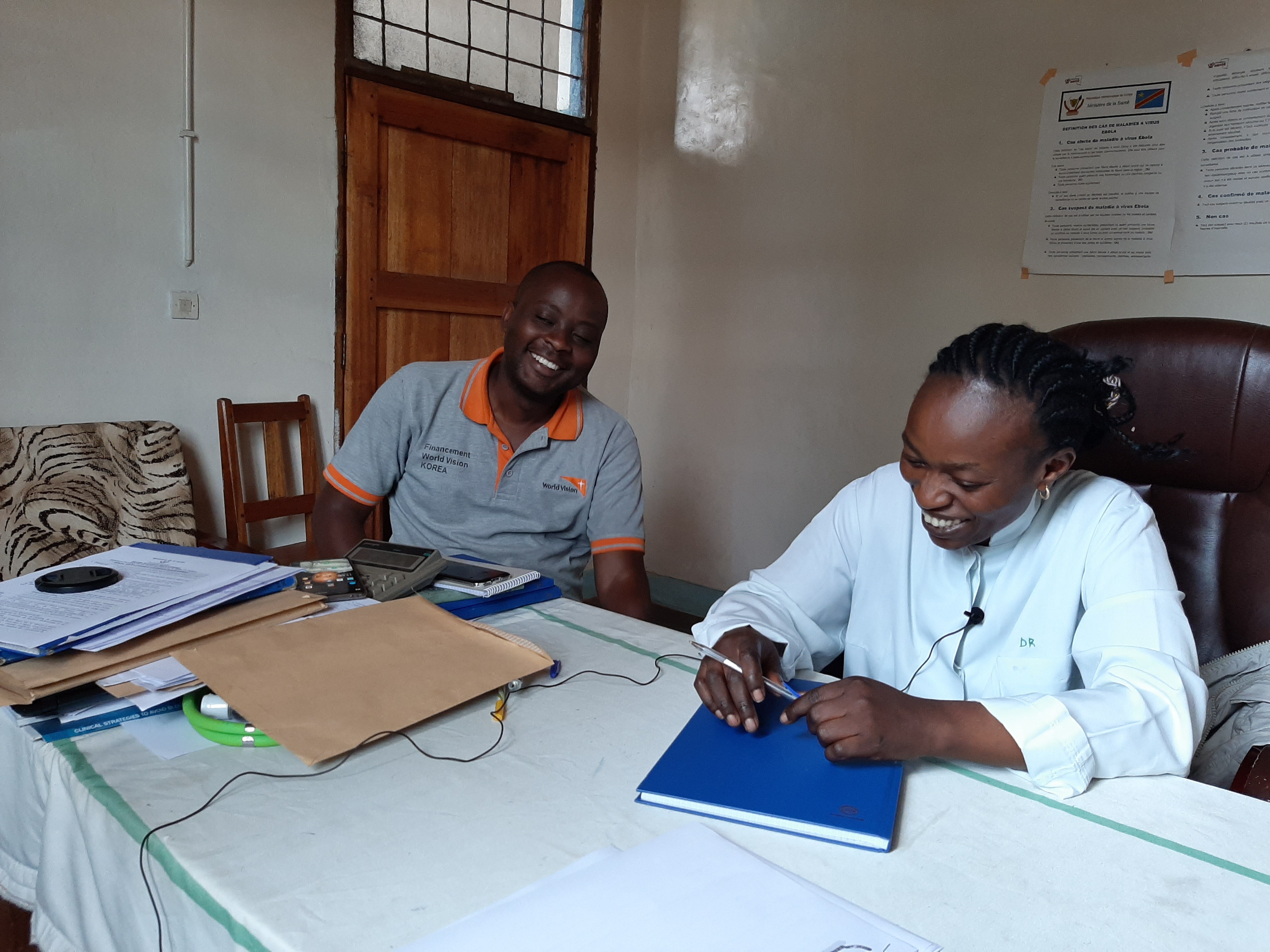 World Visionin projektikoordinaattori Vianney Ndererimana Sebirayi ja Binzan sairaalan ylilääkäri Dr. Isabelle Siyara keskustelemassa Binzan lasten terveydentilasta, käynnissä olevista aliravitsemusohjelmista ja alueen terveysasemista.