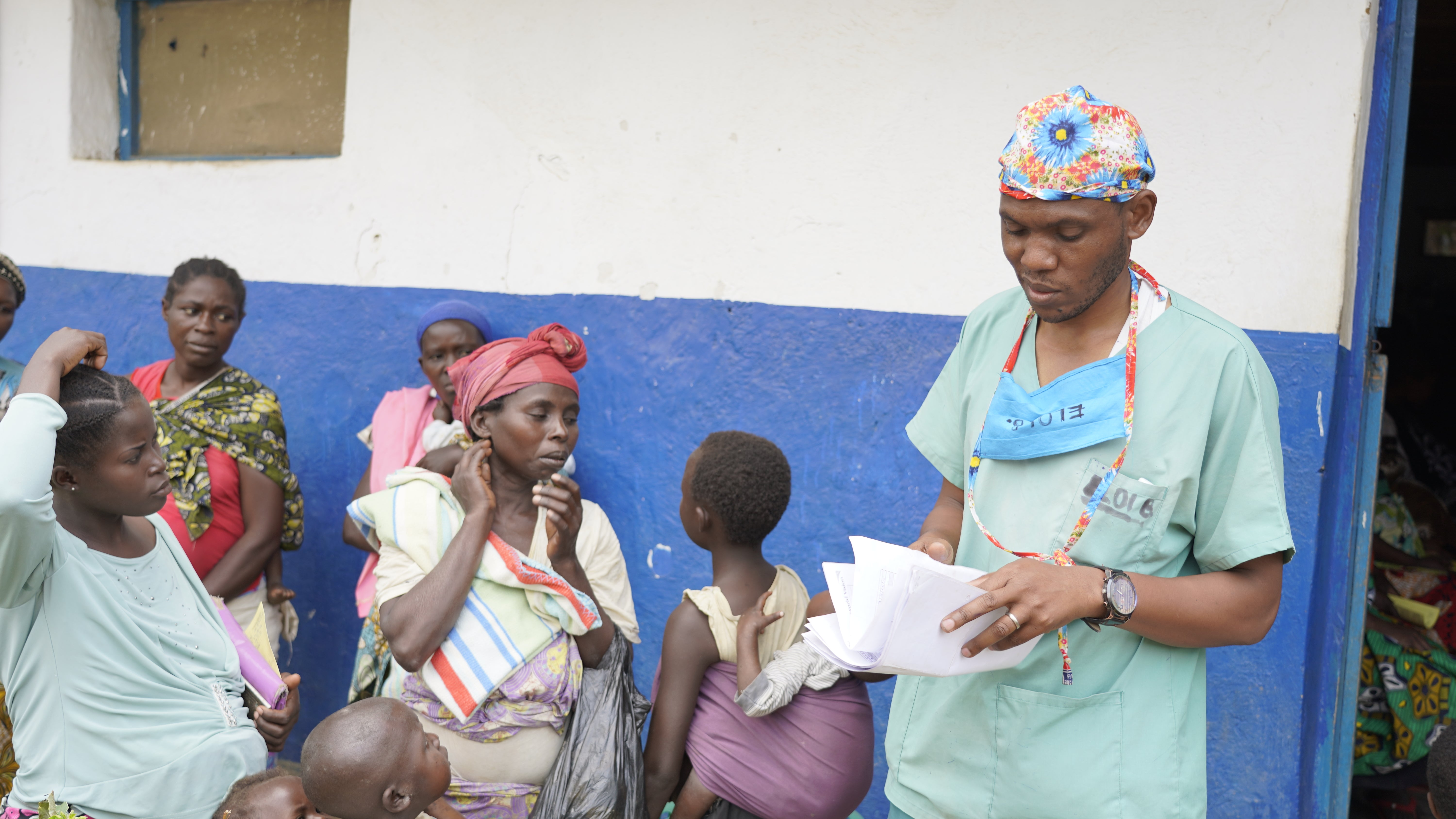 Hoitotyön johtaja Elois Bukupi ottaa vastaan terveystarkastukseen tulevia lapsia terveysasemalla Kisharussa, Itä-Kongon Binzan alueella. Paikallisella terveysasemalla on ollut merkittävä rooli alueen aliravitsemustapausten vähenemisessä.  