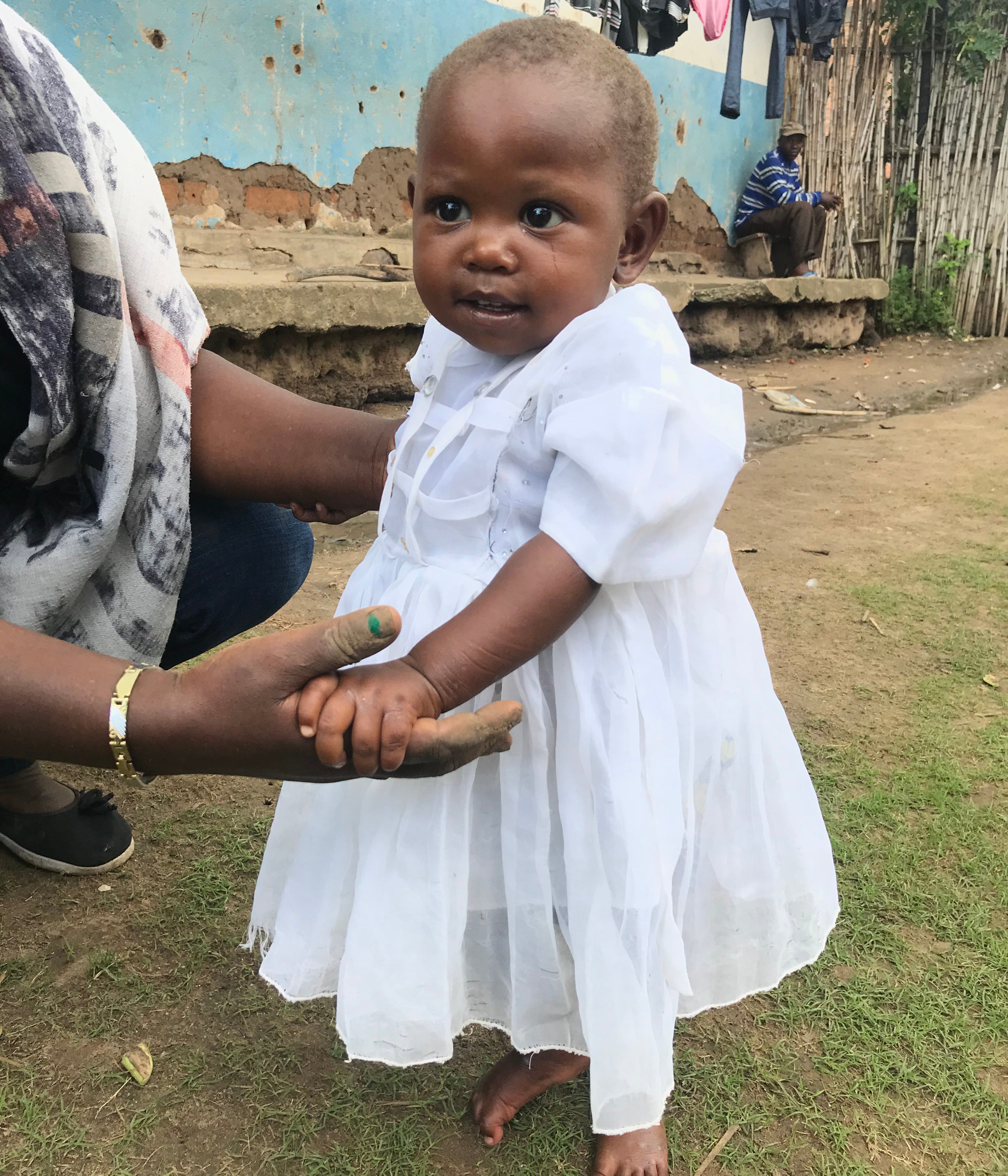 1,5 vuotiaan Dielan terveydentila on nyt hyvä ja hänesta on kasvanut vahva taapero. Hänen terveydentilaansa seurataan edelleen säännöllisesti terveysasemalla. Terveydenhoitajat ovat iloisia lapsen voinnin paranemisesta. 