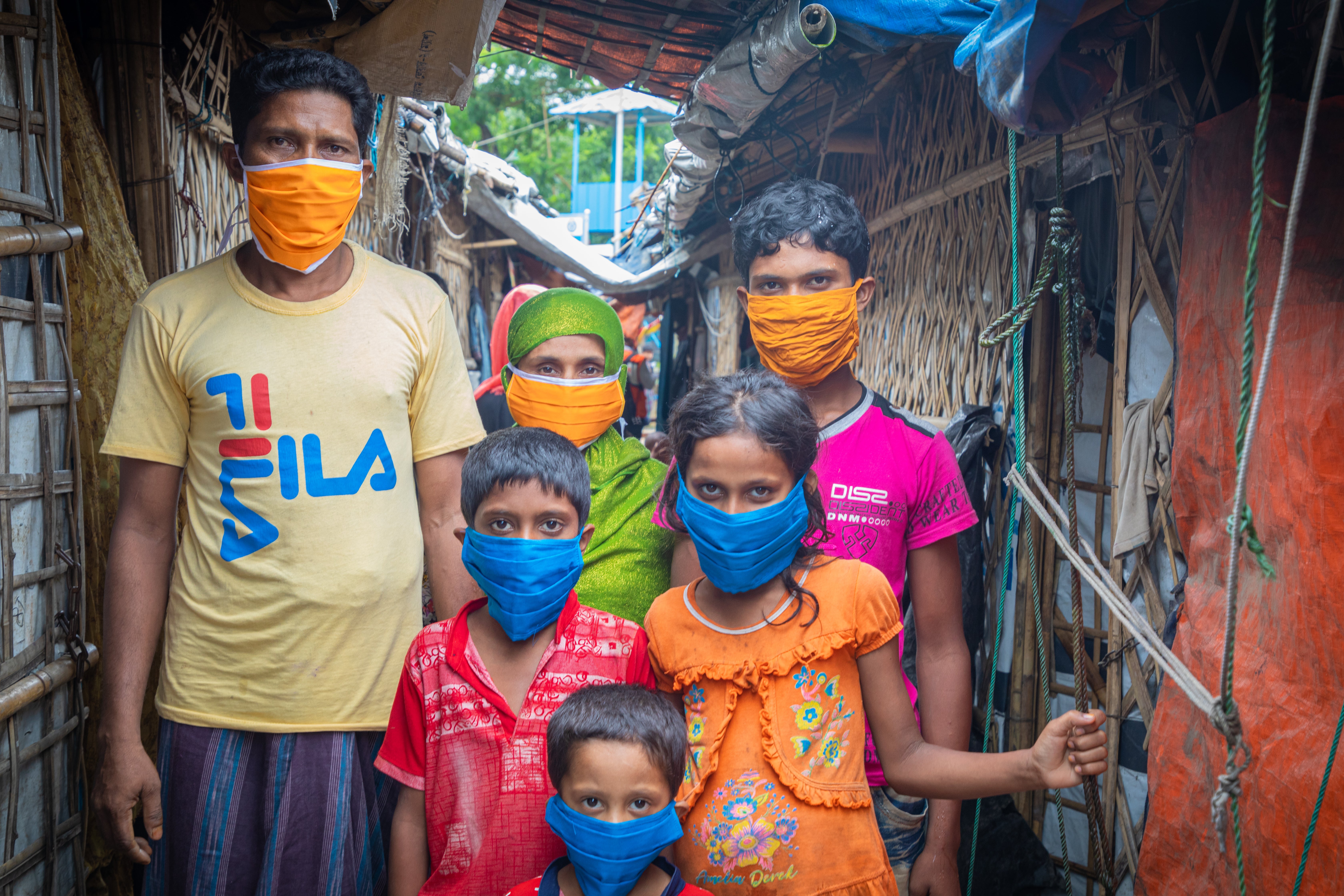 Cox's Bazarissa asuu lähes miljoona ihmistä. Siksi korona-ajan eristäytyminen ja etäisyyden pitäminen muihin on ollut lähes mahdotonta. Koulut suljettiin yli vuodeksi, mutta pakolaisleireillä asuvilla lapsilla ei ole mahdollisuutta jatkaa etäopiskelua. Jaoimme maskeja ja hygieniapaketteja leireillä. 