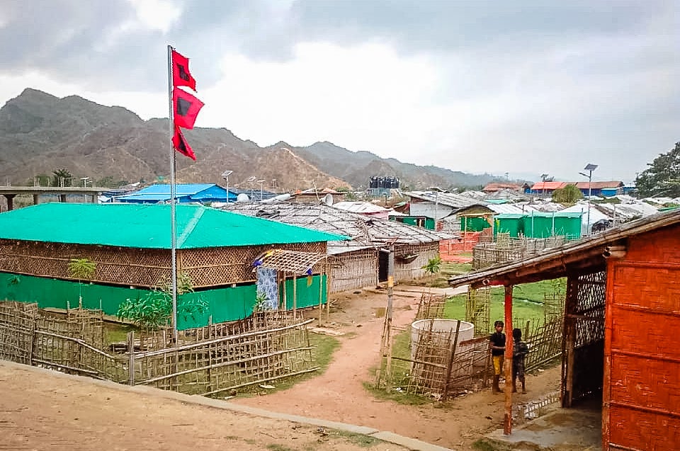 “Kun hirmumyrskystä varoittava lippu tulee näkyviin, ihmiset pääsevät myrskysuojaan”,  kertoo Harum, 23, joka on World Visionin terveysvapaaehtoinen.  Hirmumyrskyt ja maanvyöryt ovat yleisiä Bangladeshissa. Siksi Cox's Bazarissa on perustettu katastrofivalmiusyksikkö. World Vision kouluttaa vapaaehtoisia, jotka tiedottavat pakolaisia hirmumyrskyistä ja niiltä suojautumisesta.  