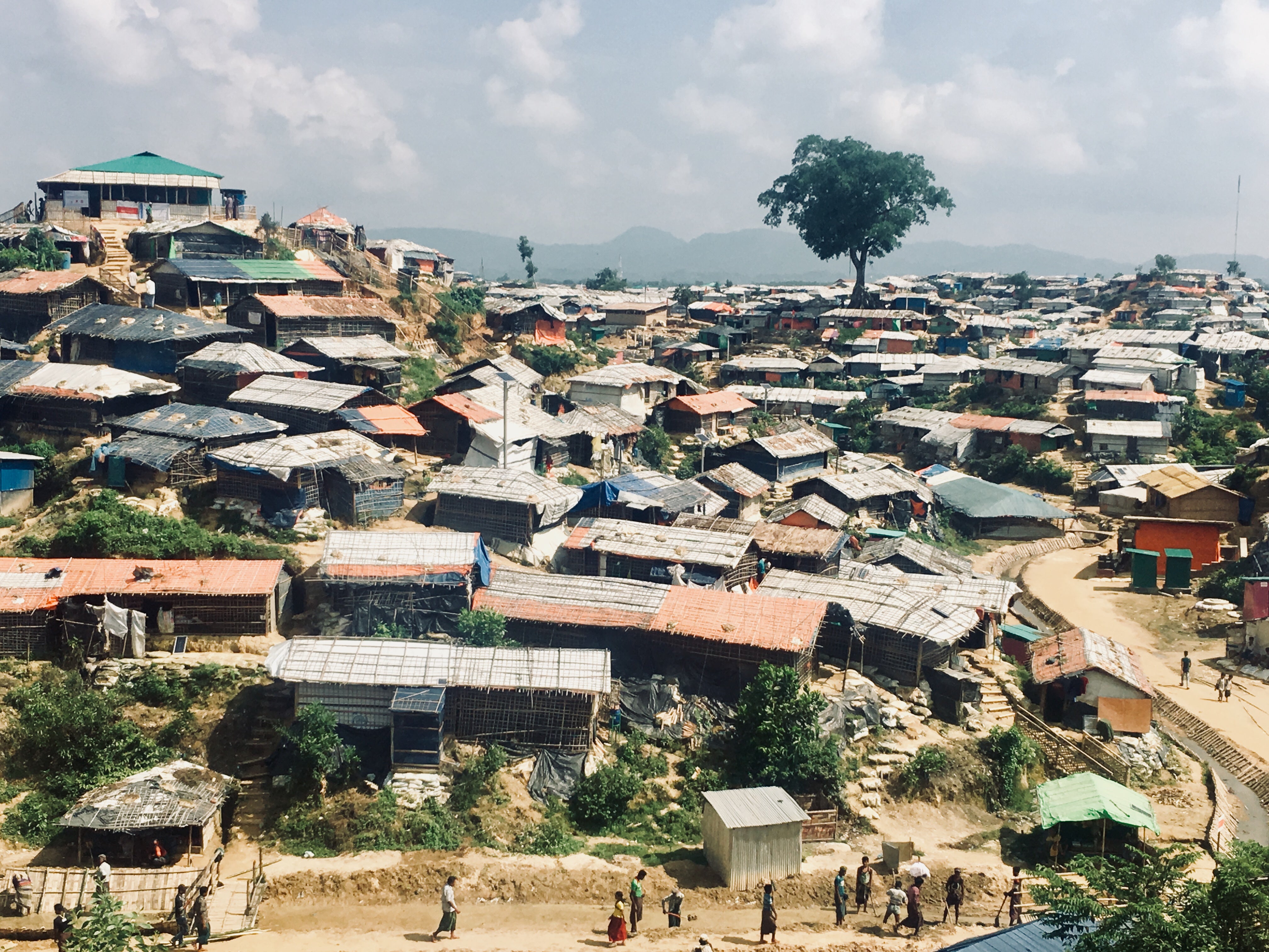 Cox’s Bazar on maailman suurin pakolaisleiri, jossa asuu lähes miljoona pakolaista. Leirillä asuvilta perheiltä puuttuu perustarpeet kuten ruokaa, vettä ja mahdollisuus koulunkäyntiin. Lisäksi ongelmia aiheuttavat naisiin kohdistuva väkivalta, luonnonkatastrofit sekä tilanpuute. 