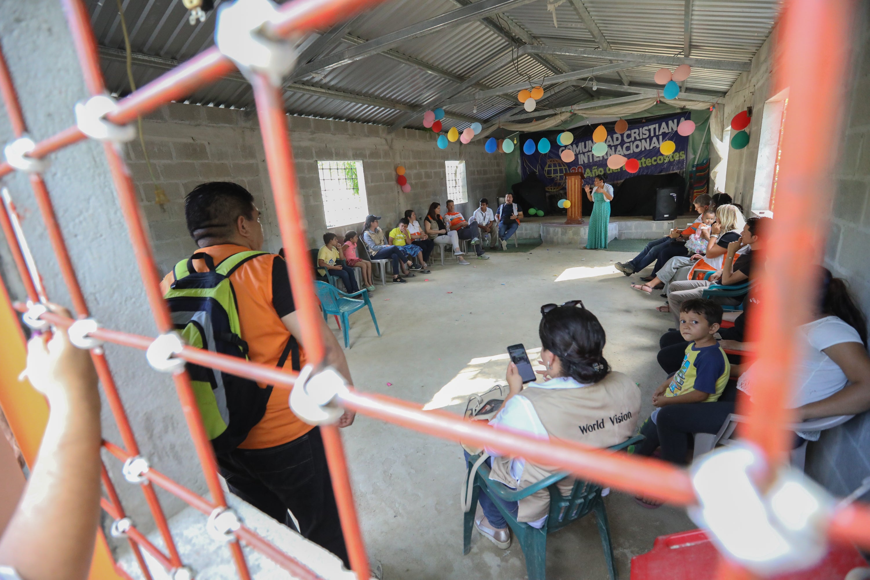 Lapset ja nuoret osallistuivat rauhan kerhoon lapsiystävällisissä tiloissamme San Pedro Sulassa, Hondurasissa. San Pedro Sula on tunnettu jengiväkivallasta ja rikoksista.  Asuinalueella ei ole valtionhallinnon tukea. Lapsia värvätään rikollisjengien toimintaan mukaan, ja siksi lastensuojeluhankkeet ovat erityisen tärkeitä.  