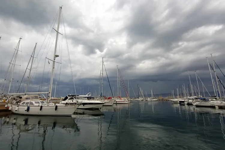 Bad weather arriving in marina. If My Boat Damages Another at a Marina, Who's Responsible?