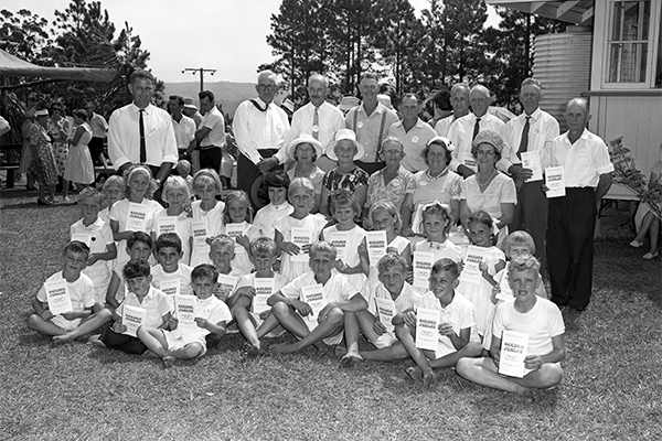 Group with souvenir programs at the Mons State School Golden Jubilee celebrations, Mons, 12 February 1966.