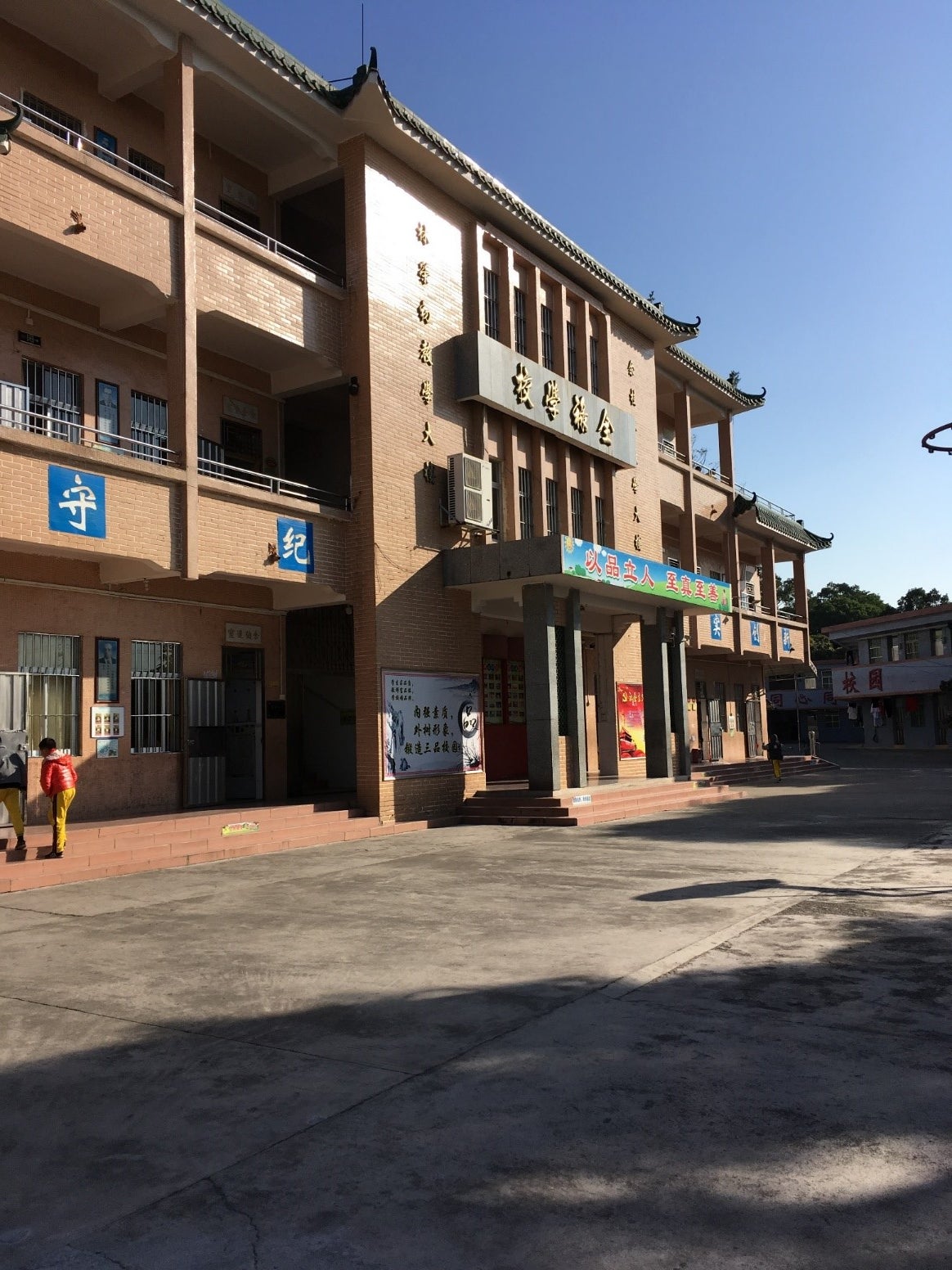 Quanlu Primary School, constructed in 1992, was donated by Stanley Yee and other overseas Chinese                                                                                                                                                                                                                                                    